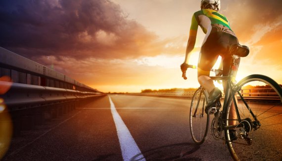mb-160726-ThinkstockPhotos-510378427 Stabil aber auch verkehrstauglich? Ein Rennrad braucht zusätzliche Ausstattung.