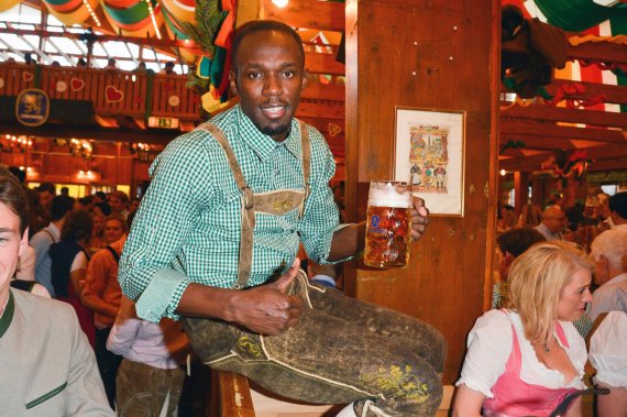 Cooler Typ in Lederhosen: Usain Bolt auf dem Oktoberfest 2014 im Schützen Festzelt.