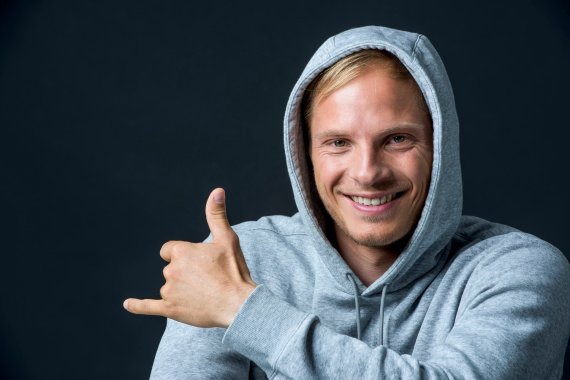 Sebastian Steudtner is the only German who throws himself into the mega waves. Sebastian Steudtner