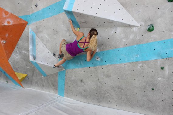 mb-160810-IMG_0558 Beim Bouldern sind neben Kraft vor allem auch Beweglichkeit und Körperspannung gefragt.
