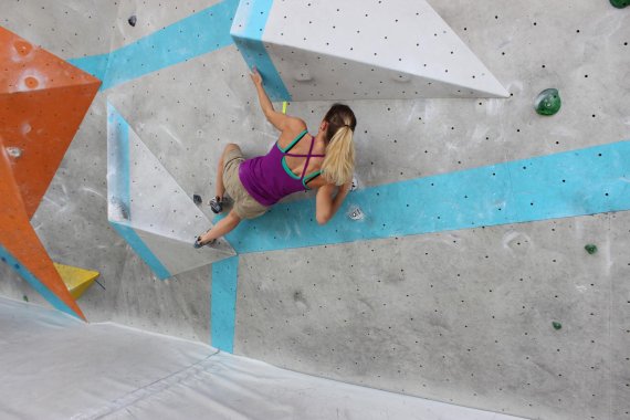 Beim Bouldern sind neben Kraft vor allem auch Beweglichkeit und Körperspannung gefragt.