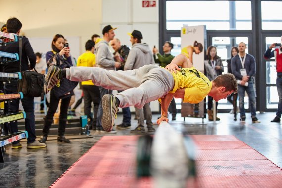 mb-160818-ispo-gibbon-slackline Als Fortgeschrittener lassen sich auf einer Slackline – wie hier auf der ISPO MUNICH 2016 – echte Kunststücke vollziehen.