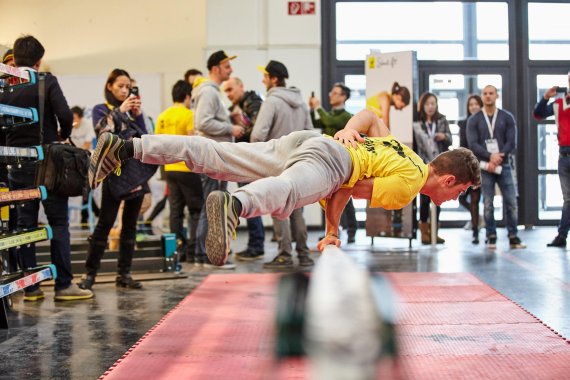 Als Fortgeschrittener lassen sich auf einer Slackline – wie hier auf der ISPO MUNICH 2016 – echte Kunststücke vollziehen.