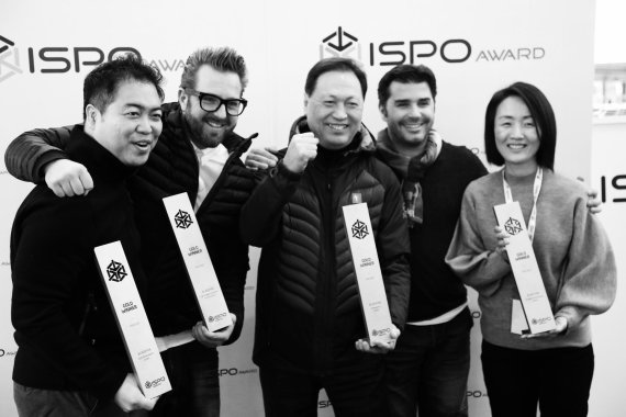 mb-160823-IMG_2487 Auch beim ISPO AWARD 2016/2017 erfolgreich: Das Black-Yak-Team um Maximilian Nortz (2. v.l.) und Unternehmensgründer Tae Sun Kang (Mitte).