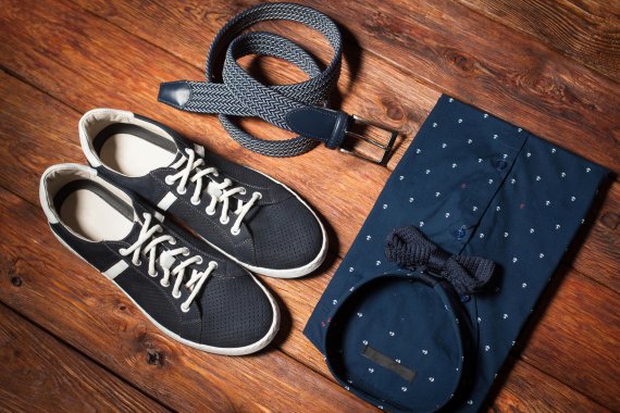 Perfekt kombiniert: Sneakers und feines Business-Outfit