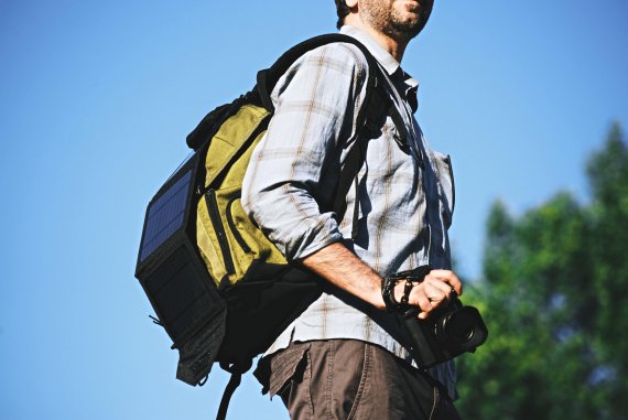 Das Solar-Panel am Rucksack? Gibts auch schon als Akku-Station in der Jacke.