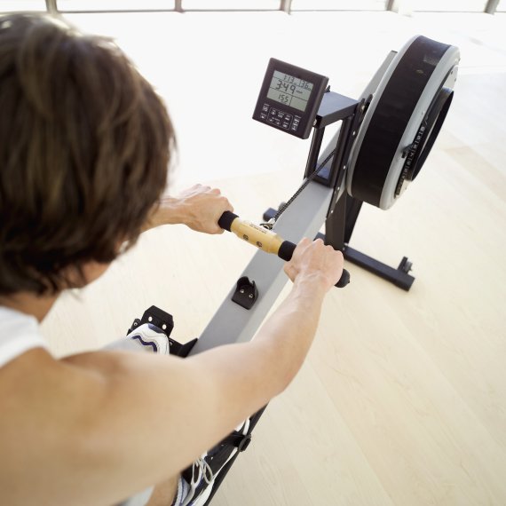 mb-160830-ThinkstockPhotos-57306201 Workout auf der Rudermaschine