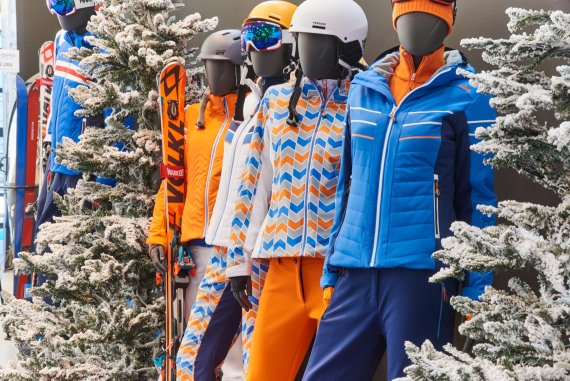 mb-en-Winterklamotten Summer didn't even end yet – and the winter collection is often already presented in retail stores.