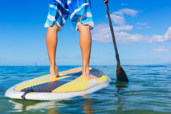 SUP Board: Der sichere Stand beim Paddeln will geübt sein. Ohne Wellengang fällt das Stand-Up-Paddling naturgemäß deutlich leichter.