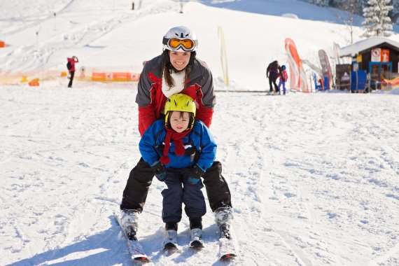 Klappt schon ganz gut, doch die richtige Technik lernen Kinder leichter im Skikurs