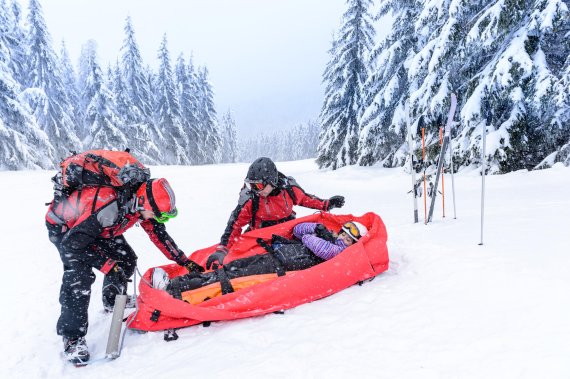 Hilfe für Verunglückte ist beim Skifahren Pflicht für jeden Wintersportler.