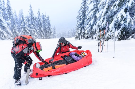 mb-161004-ThinkstockPhotos-467339825 Hilfe für Verunglückte ist beim Skifahren Pflicht für jeden Wintersportler.