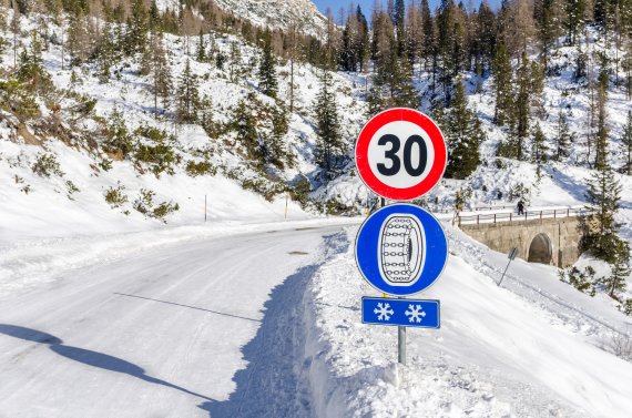 mb-161006-ThinkstockPhotos-466684720 In den Bergen herrscht im Winter häufig Schneekettenpflicht