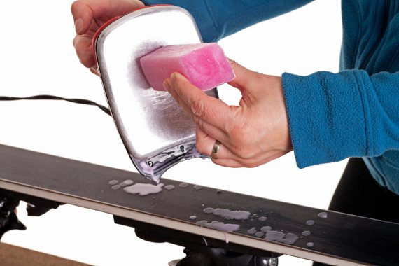 mb-161010-ThinkstockPhotos-162245375 Übung macht den Meister: Die Pflege der Skiausrüstung kann jeder selbst übernehmen.