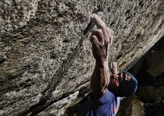 Bernd Zangerl müht sich die Felsen hinauf: Jedes Loch wird genutzt.