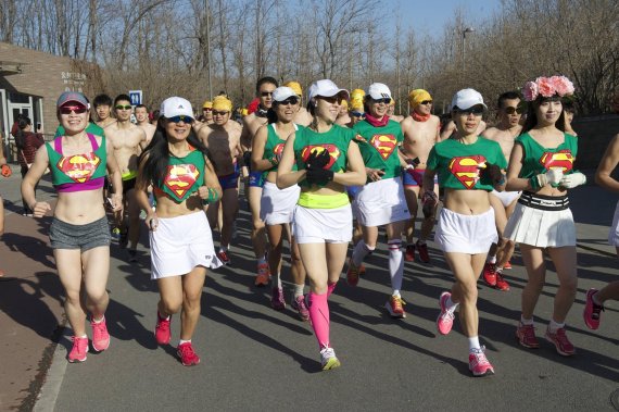 Einer der populärsten Läufe in Peking: Der Undie (steht für Underwear, also Unterwäsche) Run – auf der Tartanbahn (links) will trotzdem keiner laufen.