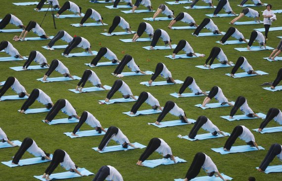 mb-161017-imago20230337h The popular sport of yoga: even though it seems odd, the Chinese love their exercises.