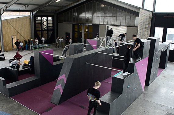 mb-161021-parkour-ulm-2 As yet still unusual: the parkour area in the Einstein climbing hall in Ulm.