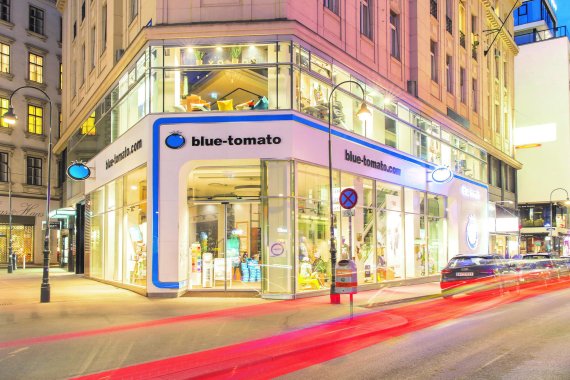 Mit seinen stationären Shops zeigt Blue Tomato in den Städten Präsenz – wie hier im Flagship Store in Wien – und stärkt die Kundenbindung.