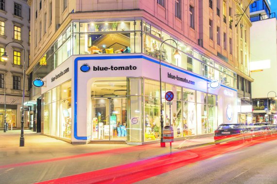 mb-161024-blue-tomato-store Mit seinen stationären Shops zeigt Blue Tomato in den Städten Präsenz – wie hier im Flagship Store in Wien – und stärkt die Kundenbindung.