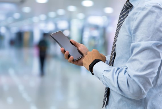mb-161021-thinkstockphotos-609433534 Fitness tracker on the arm, smartphone in hand: How you can find the right digital job in the sports business.