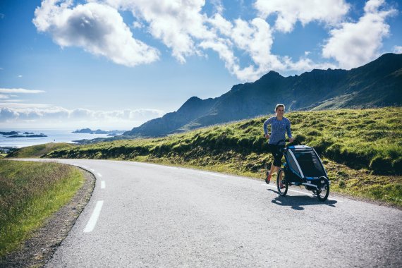 Mit Sportbuggy unterwegs: Ingalena Schömburg-Heuck hat auch als Mutter wieder mit dem Laufen angefangen.