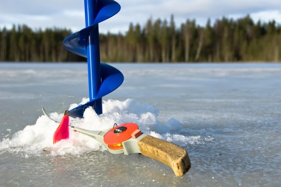 Voraussetzung für den Fang: Mit dem Bohrer durch das dicke Eis