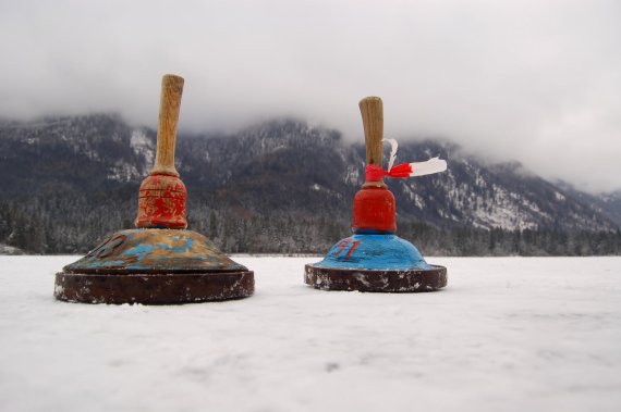 Mit der richtigen Technik beim Eisstockschießen wird man keine großen Probleme haben.