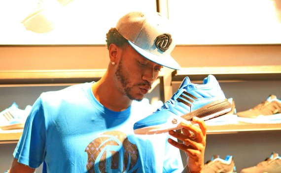 mb-161027-derrick-rose-in-china-adidas Um NBA-Star Derrick Rose unter Vertrag zu nehmen, rief Adidas hohe Summen auf.