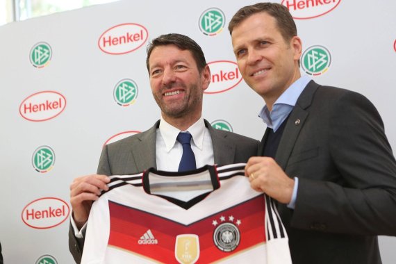 Schon als Henkel-CEO hat Kasper Rorsted (l.) – hier mit Teammanager Oliver Bierhoff – mit dem DFB kooperiert