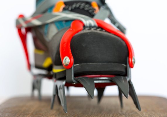 mb-161109-ThinkstockPhotos-526213301 Perfektes Paar: Steigeisengeeignete Bergschuhe und gute Steigeisen