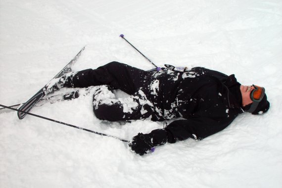 Bei Skiunfällen muss gerade die Wirbelsäule geschützt sein, um Verletzungen zu vermeiden.
