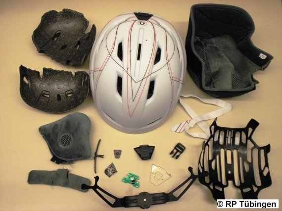mb-161125-In-Einzelteile-zerlegter-Skihelm Gründlich zerlegt: Ein Helm und seine Einzelteile.