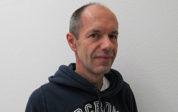 mb-161125-thomas-schuld-tuebingen-skihelm Ingenieur Thomas Schuld hat als Projektleiter 25 Ski- und Snowboardhelme für Kinder und Erwachsene getestet.