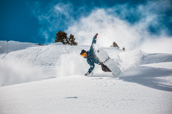 Spaß am Berg: Tailturn im Powder von Peter Bauer.