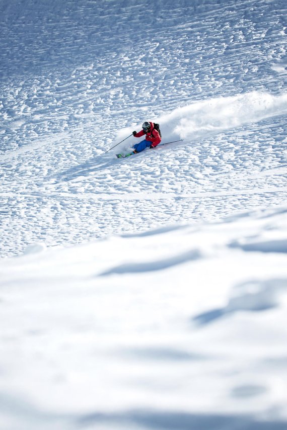 Freeride-Ski sind länger und breiter als Freestyle-Ski.