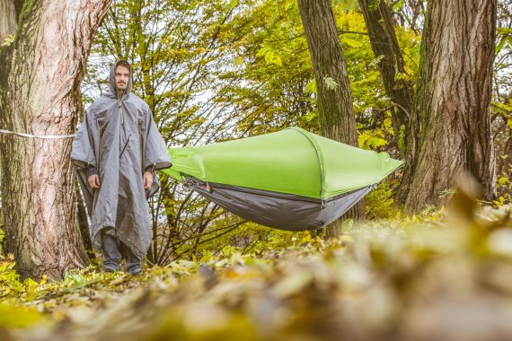 Hängematte und Wurfzelt in einem Konzept vereint: Das ist flying tent.