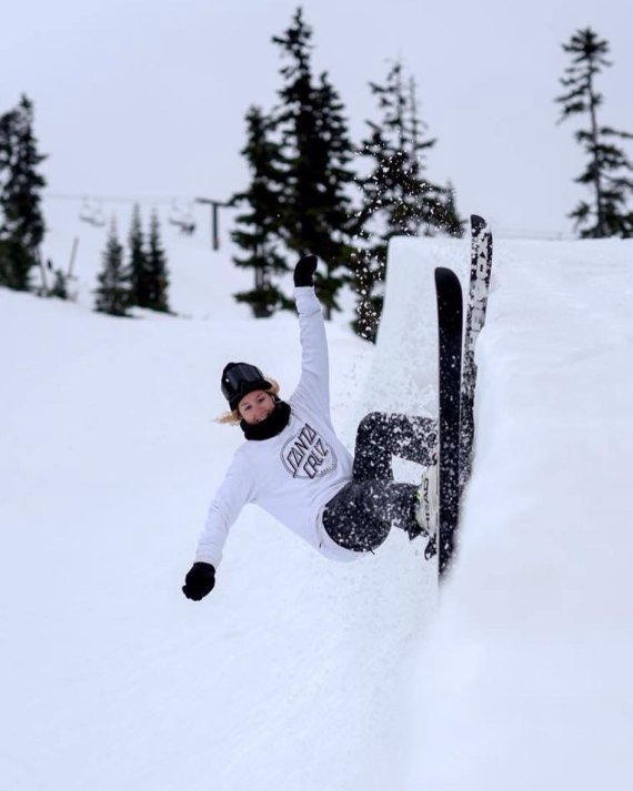 Nina Schlickenrieder shows her skiing talent on the halfpipe, too.