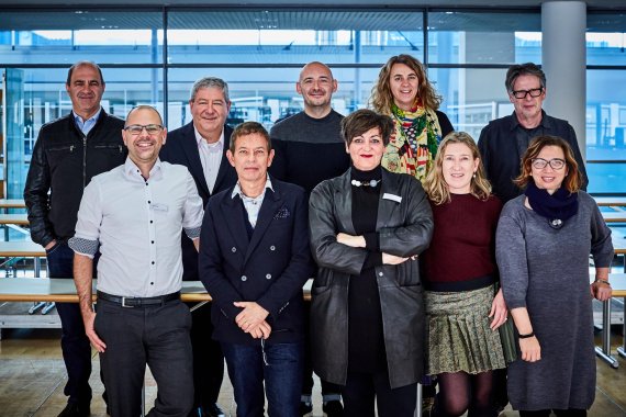 mb-161202-ispo-textrends-2017-jury-meeting-bts-513 Die Jurysitzung von ISPO TEXTRENDS 2017 mit Louisa Smith (Mitte, vorn) und David Shah (Zweiter von links, vorn) und alle anderen Mitglieder der Jury.