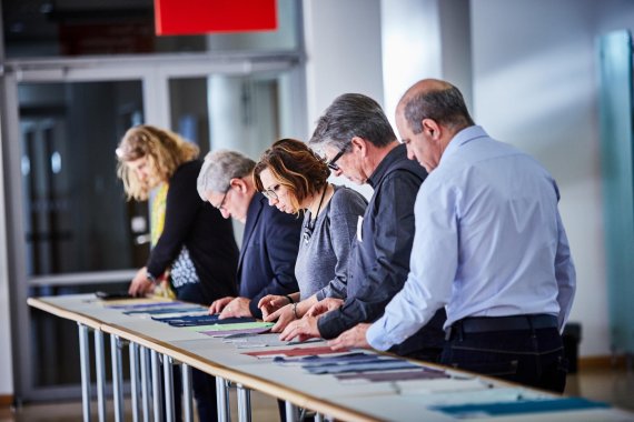 mb-161202-ispo-textrends-2017-jury-meeting-bts-327 Die ISPO-TEXTRENDS-Jury muss eine große Anzahl von Bewerbungen und Einreichungen sichten.