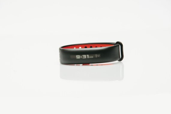 mb-UAband The UA Band measures sleep, resting heart rate, steps and even workout intensity when worn with UA Heart Rate strap.