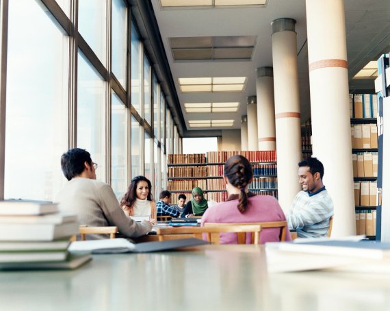 Je nach Universität oder Hochschule erhält man eine mehr theoretische oder praktische Ausbildung.