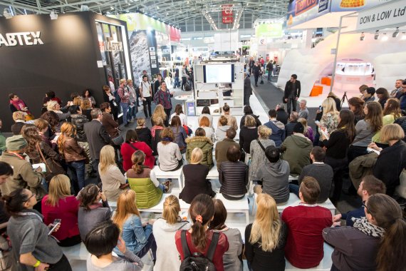 mb-audience-newlookforum Besucher bei einer Präsentation auf der ISPO MUNICH.
