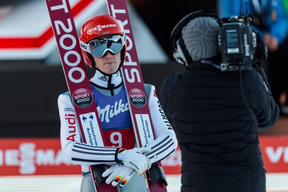 Vorbildlich: Stephan Leyhe hält seine Sprungski mit dem Firmenschriftzug von Sport 2000 beim Neujahrsspringen 2017 in die Kamera.