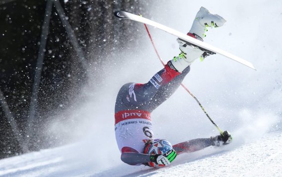 mb-170105-imago18888049h A part he probably does not miss: Bode Miller taking a tumble down the hill during the race.