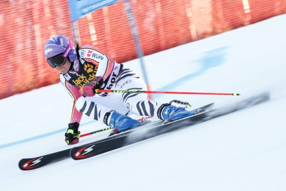 mb-rebensburg-action Viktoria Rebensburg in Aktion mit Stöckli-Ski und Sponsor Milka auf dem Helm.