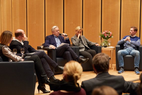 mb-en-170118-klaus-wowereit-vbki On the panel (inside out): Claudia Braun (Mercedes-Benz), Joachim Schirrmacher (SDBI), Klaus Wowereit (VBKI), Ingeborg Neumann (Gesamtverband Textil und Mode) und Sebastian Schulze (Fit Analytics).