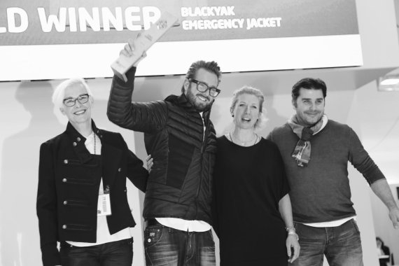 BLACKYAK wurde mehrfach ausgezeichnet beim ISPO AWARD 2016/2017: Maximilian Nortz, Managing Director International Business bei BLACKYAK (mit Pokal) bei der Preisverleihung.