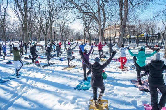 Gruppe beim Snowga (Snow + Yoga) in Kanada als Alternative zu Joggen im Winter