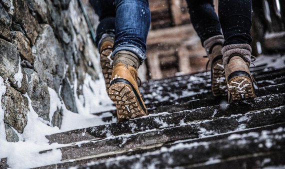 Stabilität und Grip – Schritt für Schritt. Die neue MICHELIN V-ROUGH Sohle garantiert Traktion und Bodenhaftung bei winterlichen Bodenbedingungen. 